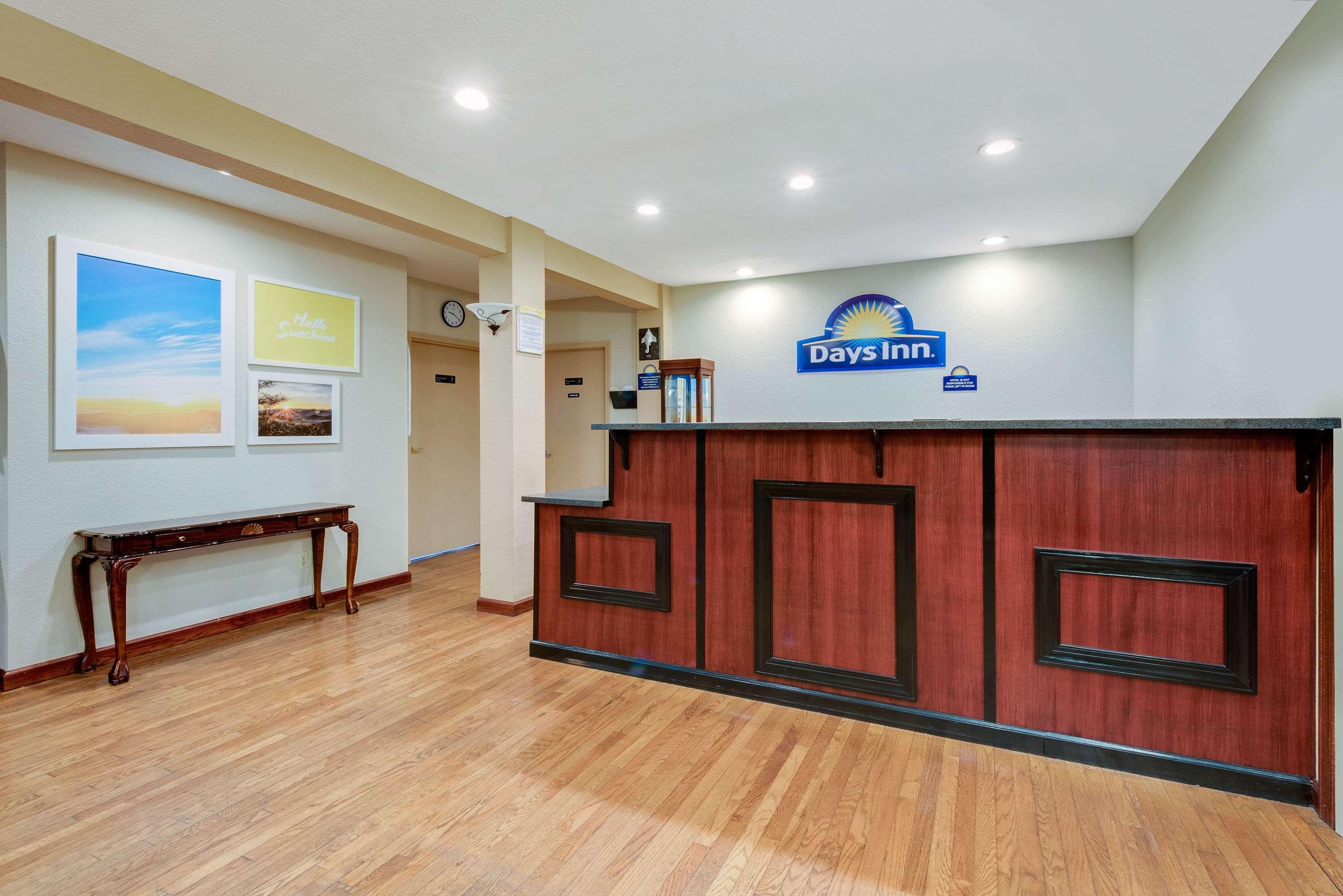 Days Inn By Wyndham פיירמונט מראה חיצוני תמונה