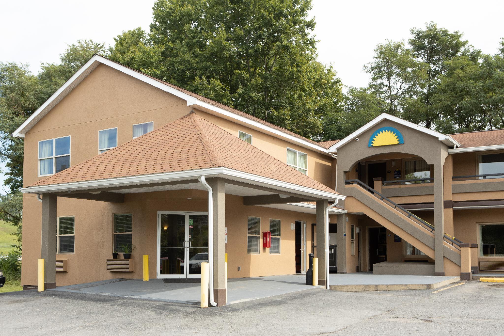 Days Inn By Wyndham פיירמונט מראה חיצוני תמונה