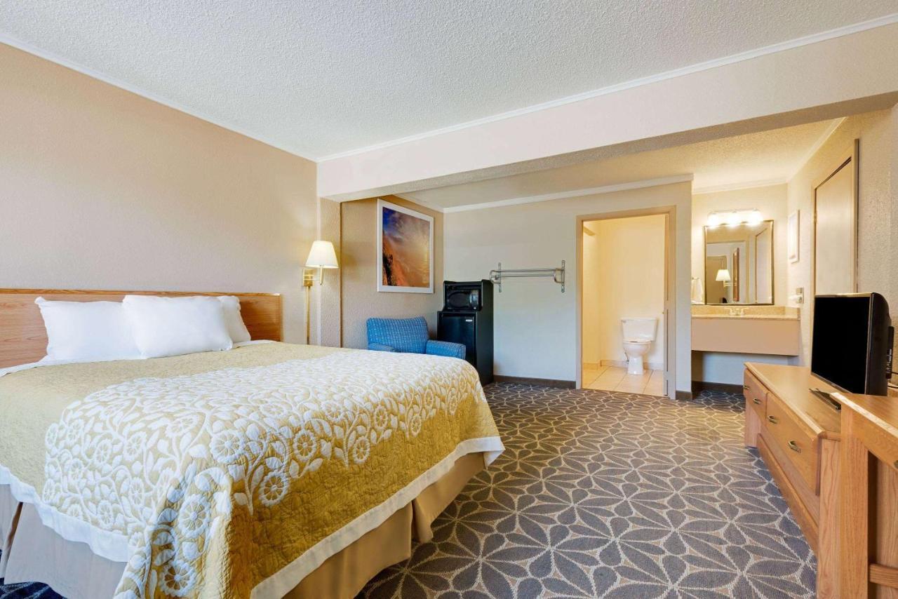 Days Inn By Wyndham פיירמונט מראה חיצוני תמונה