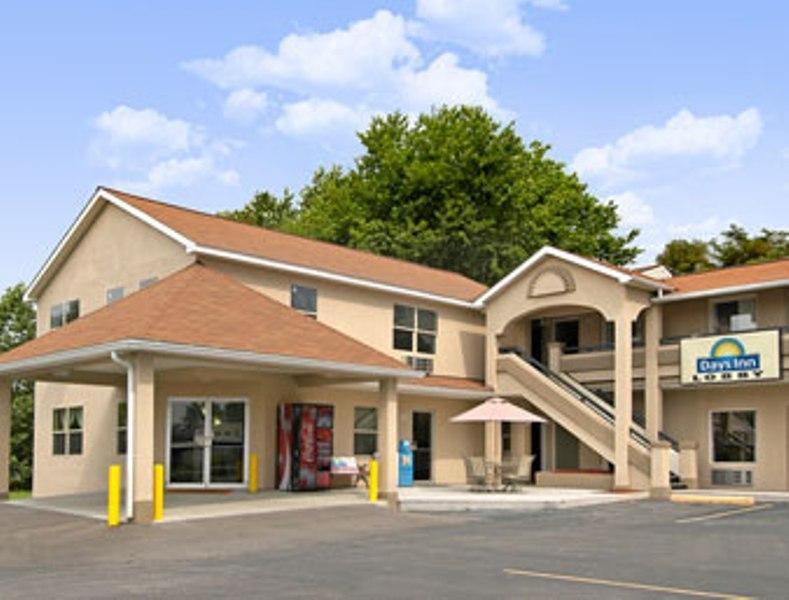 Days Inn By Wyndham פיירמונט מראה חיצוני תמונה