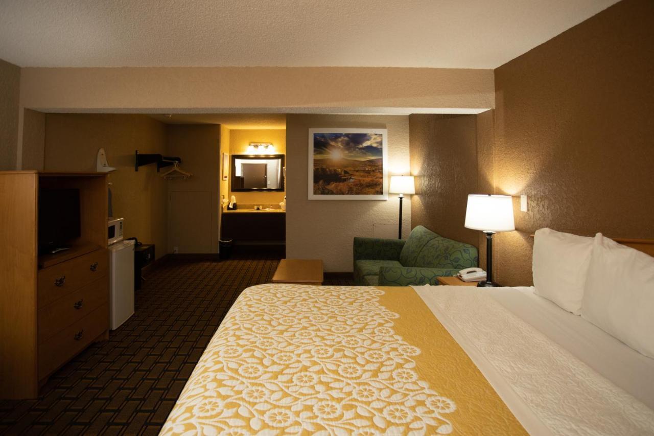 Days Inn By Wyndham פיירמונט מראה חיצוני תמונה