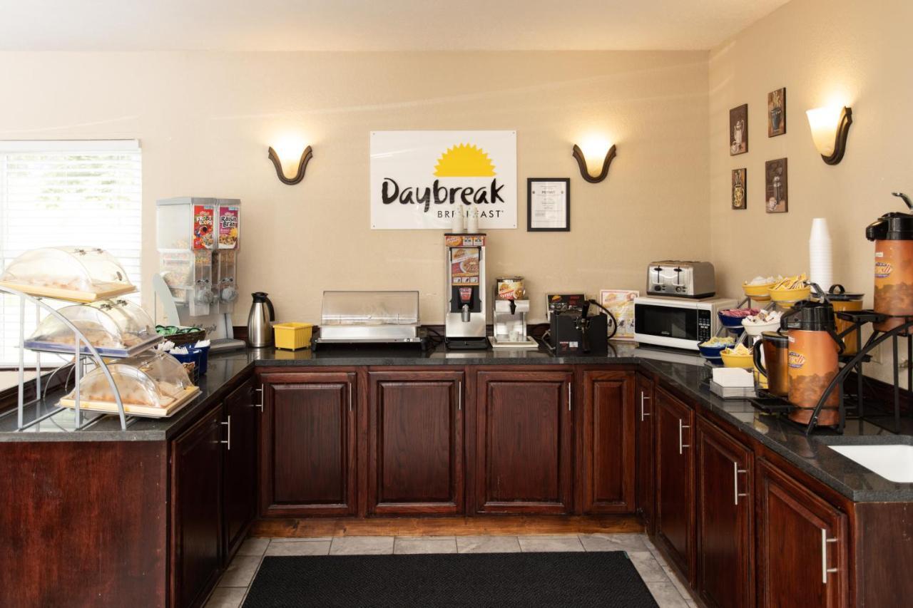 Days Inn By Wyndham פיירמונט מראה חיצוני תמונה