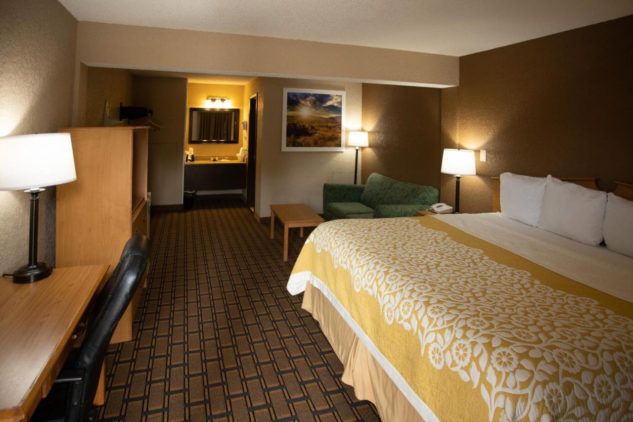 Days Inn By Wyndham פיירמונט מראה חיצוני תמונה